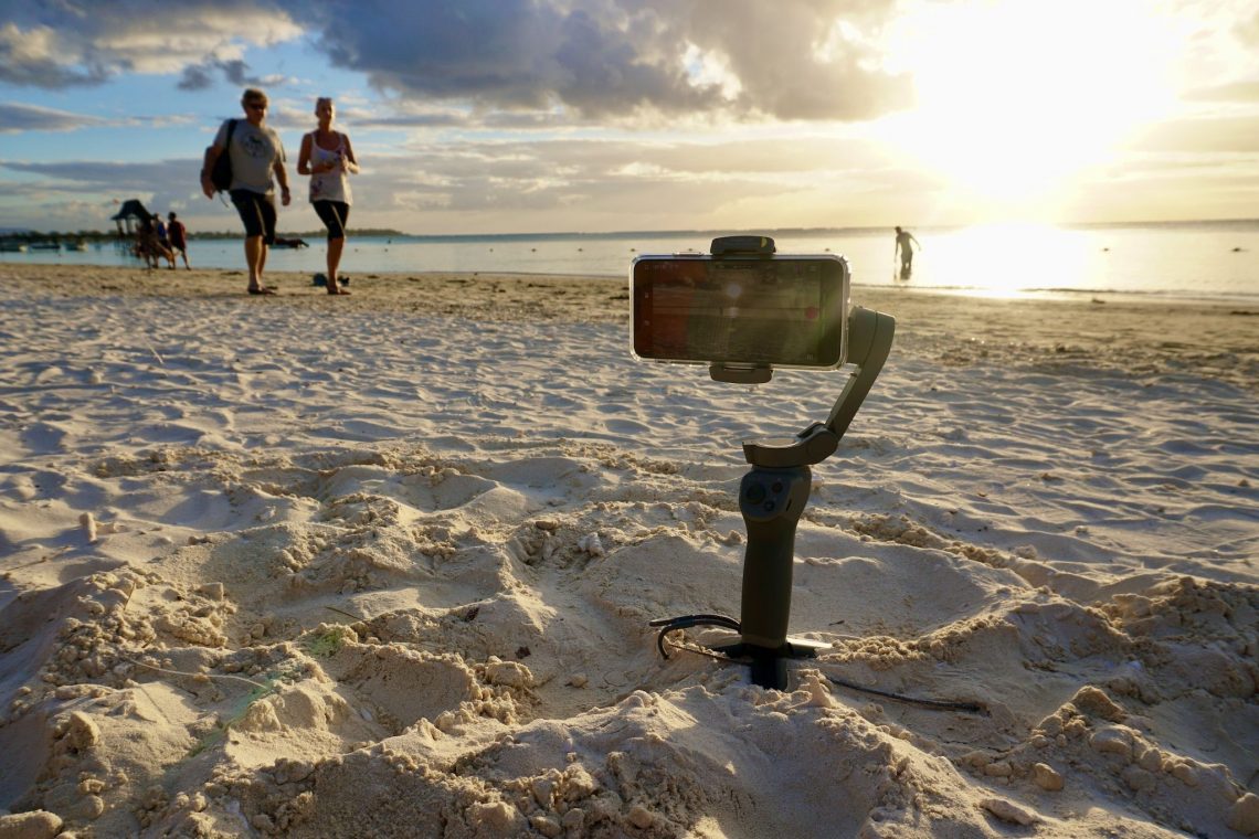 Reiseblog erstellen und Reiseblogger:in werden: Als Reisejournalist arbeitest du dort, wo andere Urlaub machen – aber am Ende des Tages ist es auch Arbeit. Im Bild: Strand auf Mauritius. Foto: Sascha Tegtmeyer
