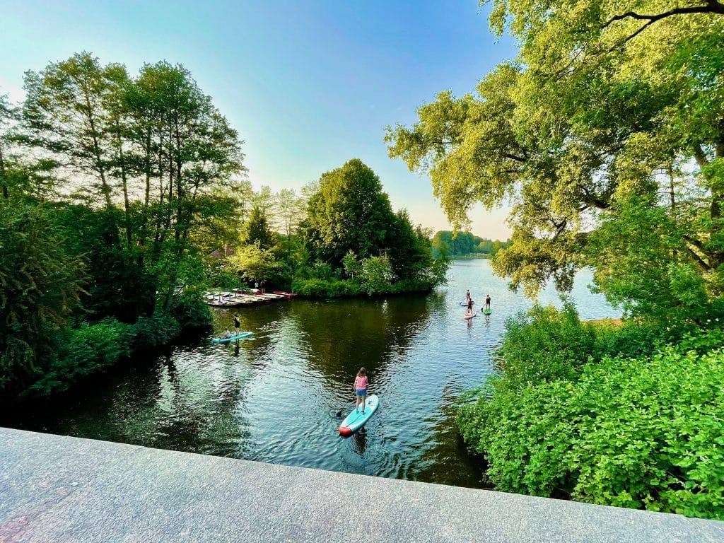 SUP Hamburg Stadtpark - die Tour vom Stadtparksee zur Außenalster Die Tour beginnt am idyllischen Stadtparksee und führt über den Goldbekkanal und den Rondeelteich bis zur weitläufigen Außenalster.