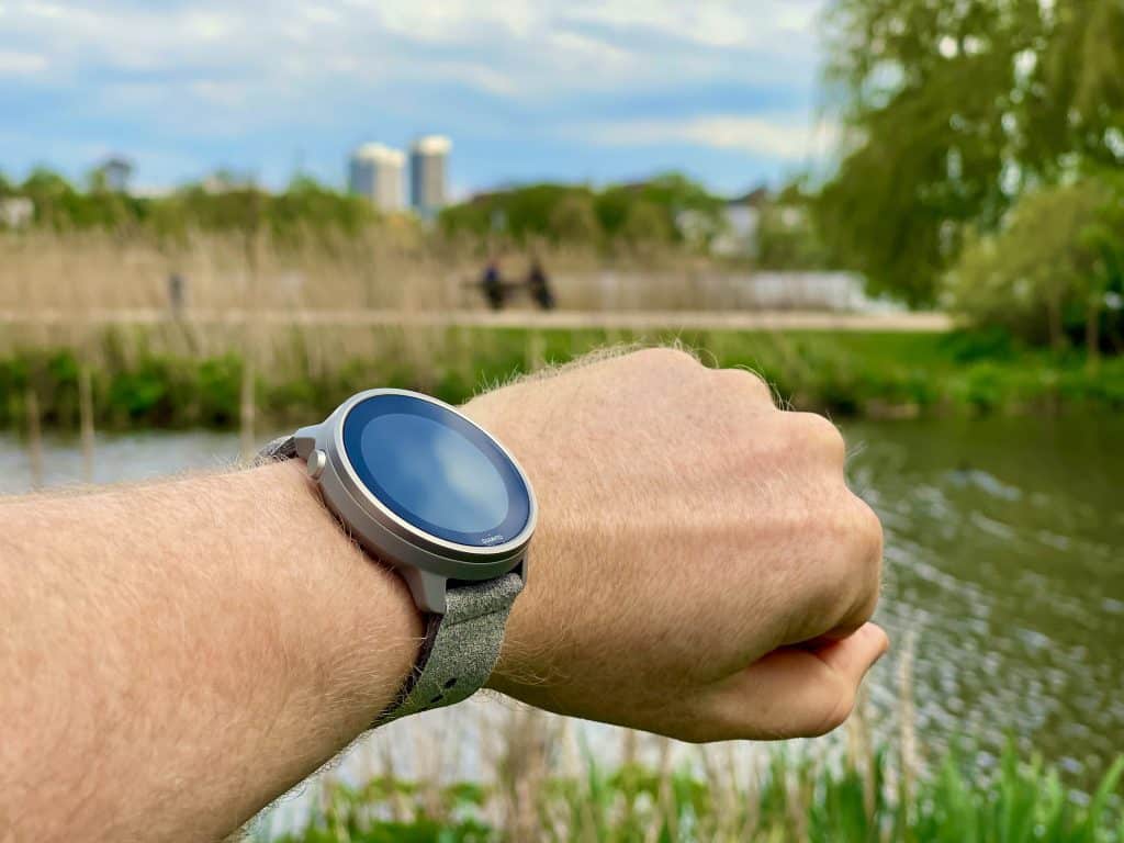 Suunto 7 Stone Gray Titanium im Test: die Smartwatch für Sportler ist jetzt noch ein Stück eleganter geworden. Foto: Sascha Tegtmeyer