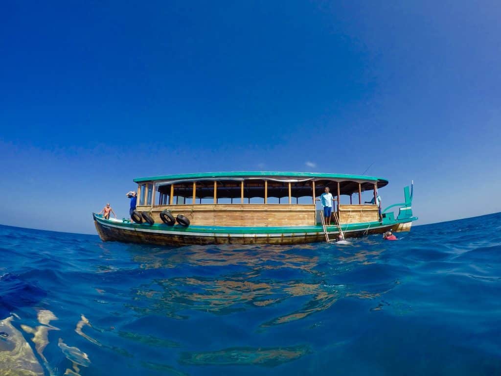Tauchboot: Mit dem traditionellen Dhoni geht es zum Tauchplatz. Foto: Sascha Tegtmeyer Reisebericht Malediven Tipps