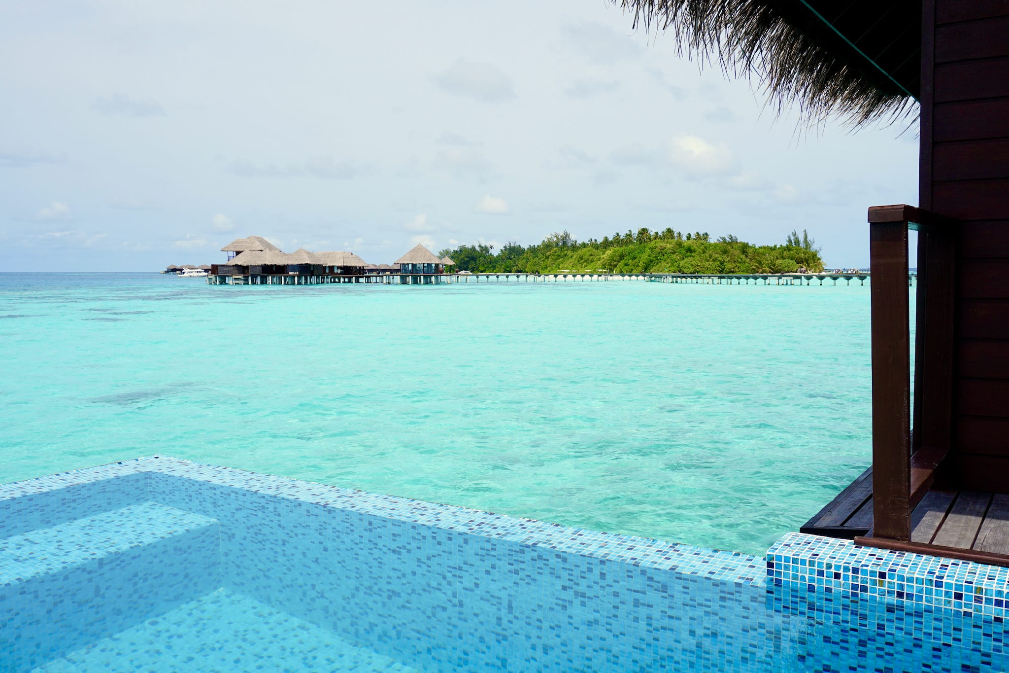 Willkommen auf den Malediven: Wer nach der langen Anreise morgens diesen Ausblick hat, muss sich erst einmal die Augen reiben. Foto: Sascha Tegtmeyer Reisebericht Malediven Tipps
