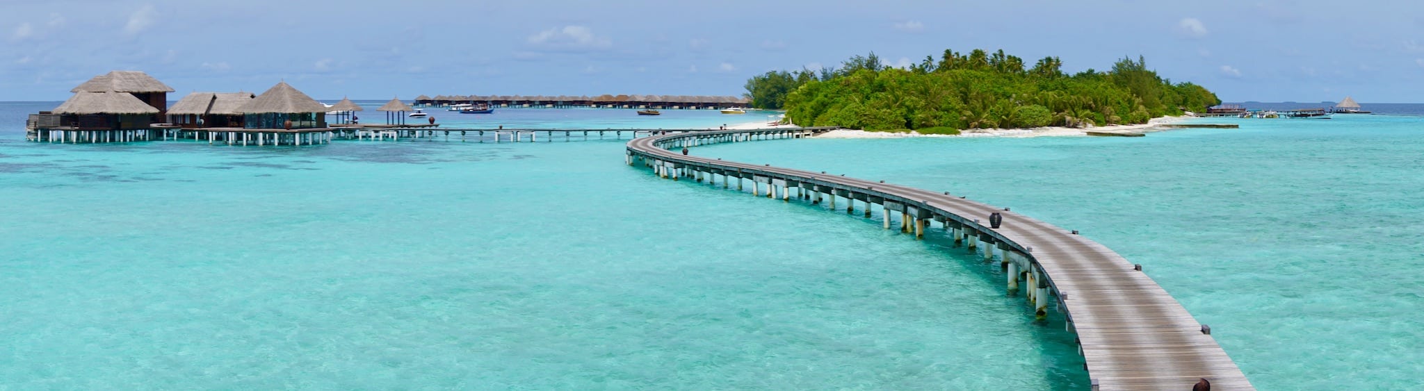 Die Water Villas sind über einen Steg zu erreichen – und natürlich gibt es einen Taxi-Service mit Golf Karts oder Fahrräder. Foto: Sascha Tegtmeyer Reisebericht Malediven Tipps