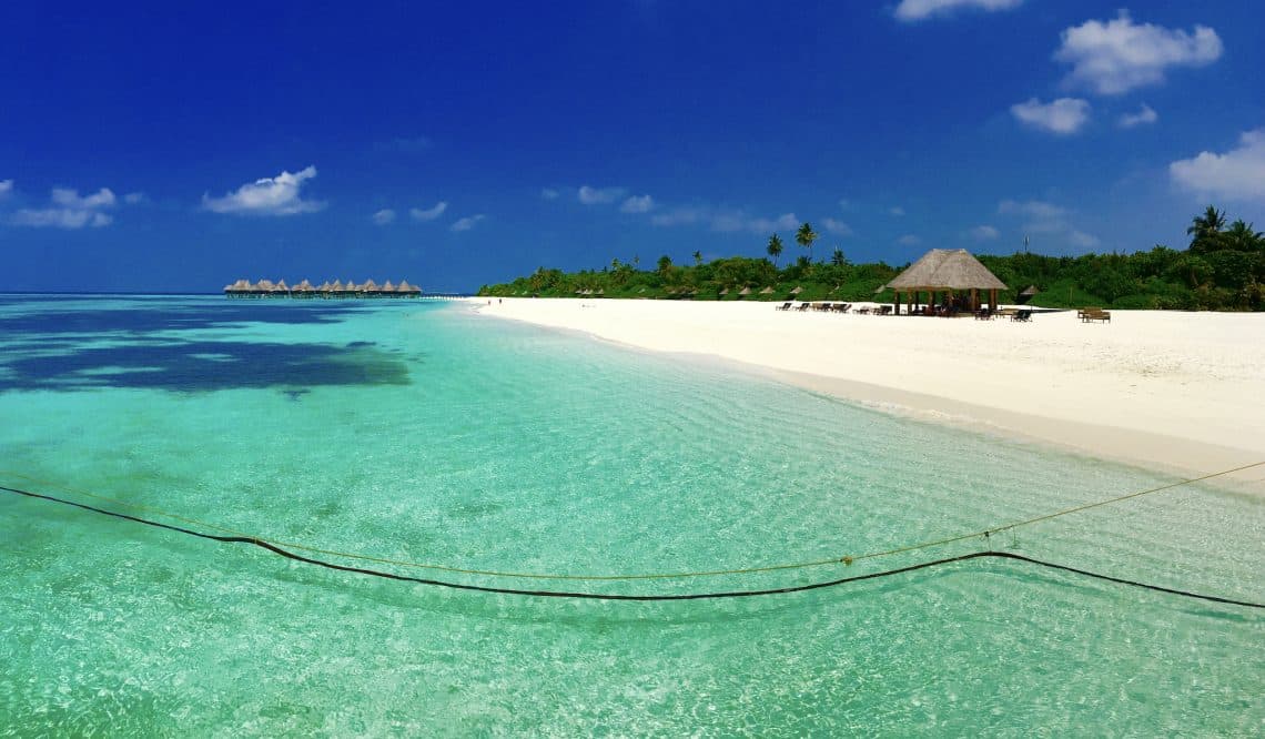 Traumstrand auf den Malediven: Für Strandurlauber sind die Resortinseln einfach perfekt. Foto: Sascha Tegtmeyer Reisebericht Malediven Tipps