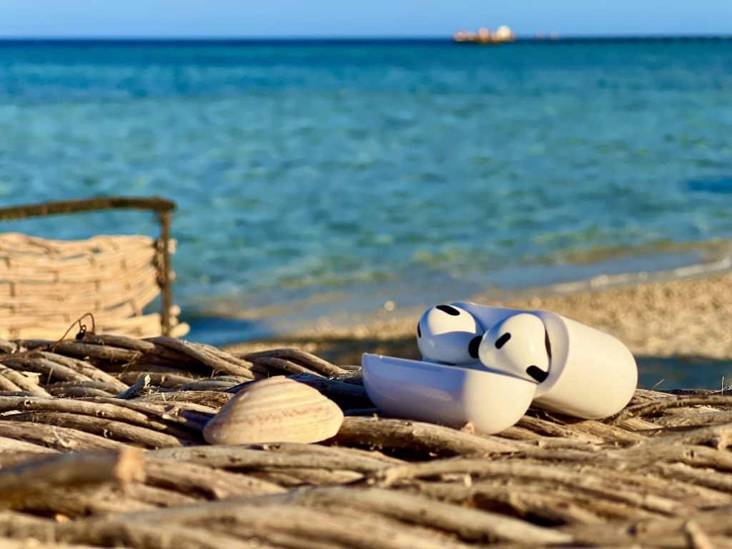 Idealer Begleiter im Urlaub: In meinem AirPods 3 Test am Strand in Ägypten haben mir die kleinen Kopfhörer große Freude bereitet. Foto: Sascha Tegtmeyer Apple AirPods 3 Test