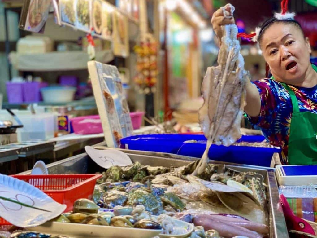Gemüse, Fisch und Fleisch: auf den Food Markets wird alles angeboten, was essbar ist. Foto: Sascha Tegtmeyer