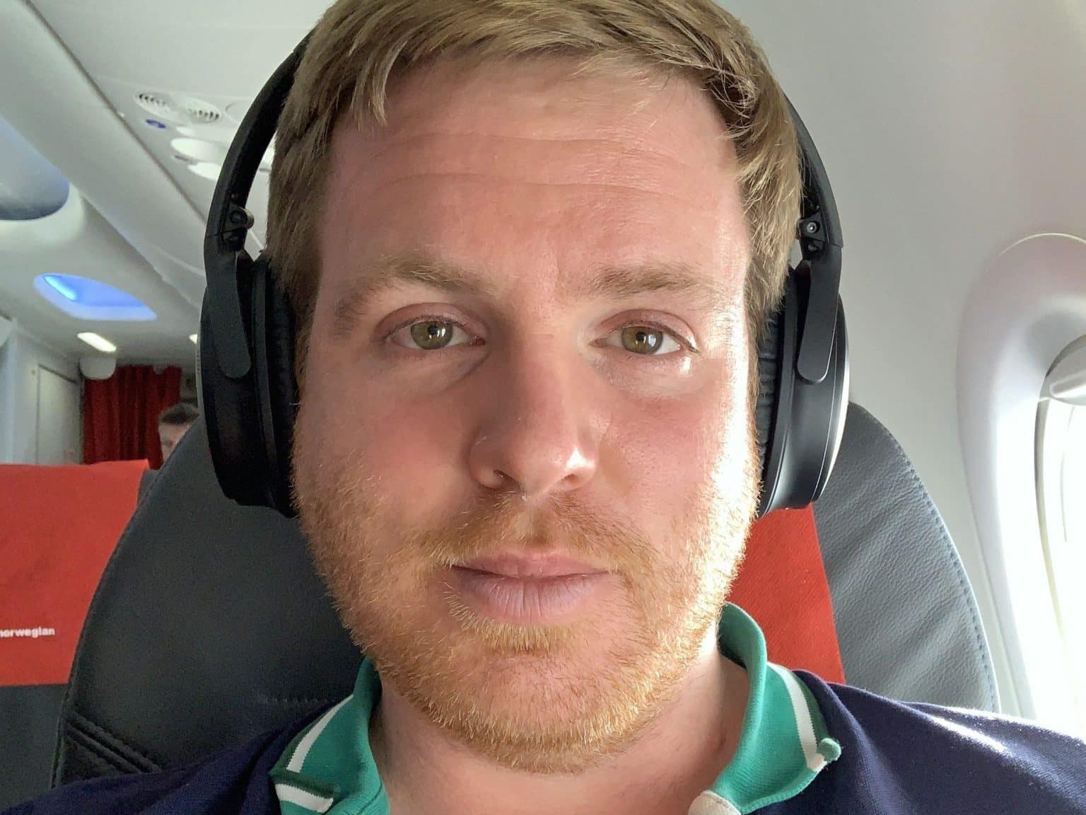 Müde bin ich, geht zur Ruh': Dank der Geräuschreduzierung (ANC) des Bose Quietcomfort QC35 kann man im Flugzeug ganz wunderbar schlafen. Foto: Sascha Tegtmeyer