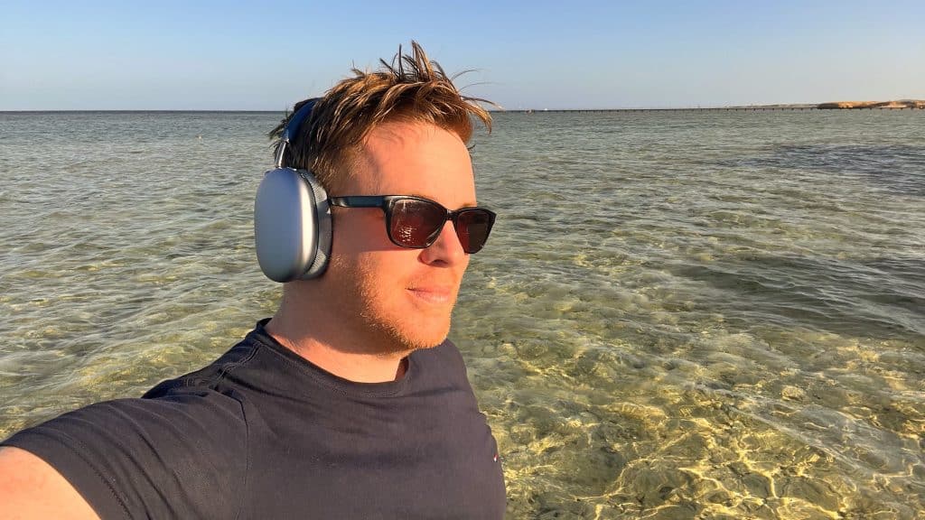 Geräuschunterdrückung am Strand: In meinem AirPods Max Test haben sich die Kopfhörer ausgezeichnet geschlagen – man kann wahlweise die Unterhaltungen anderer Urlauber ausblenden oder mit einem Knopfdruck das Rauschen der Wellen wieder einschalten. Foto: Sascha Tegtmeyer