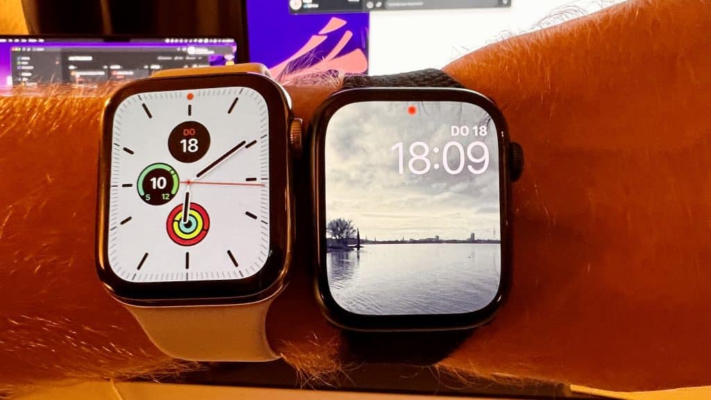 Im Vergleich zur Apple Watch Series 6 sieht man schon, dass das Display der 7er Apple Watch deutlich größer geworden ist – das Gehäuse ist nur minimal größer geworden. Foto: Sascha Tegtmeyer Apple Watch Series 7 Test – Erfahrungen 