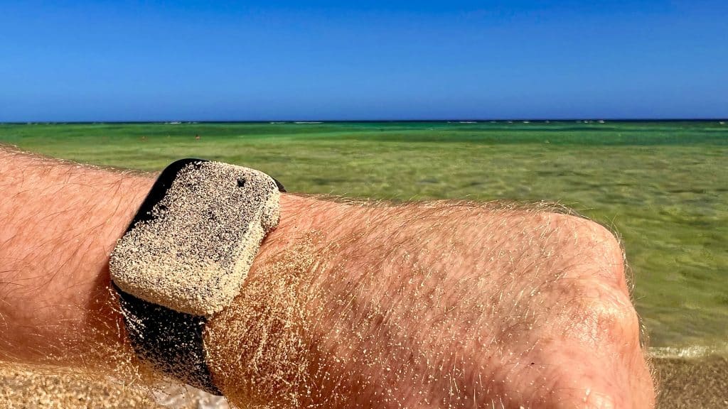 Sonne, Strand und Meer können der Apple Watch ganz schön zusetzen – deshalb solltest du deine Apple Watch gut pflegen und nie lange der prallen Sonne aussetzen. Foto: Sascha Tegtmeyer Apple Watch Hitze Sonne Sonneneinstrahlung