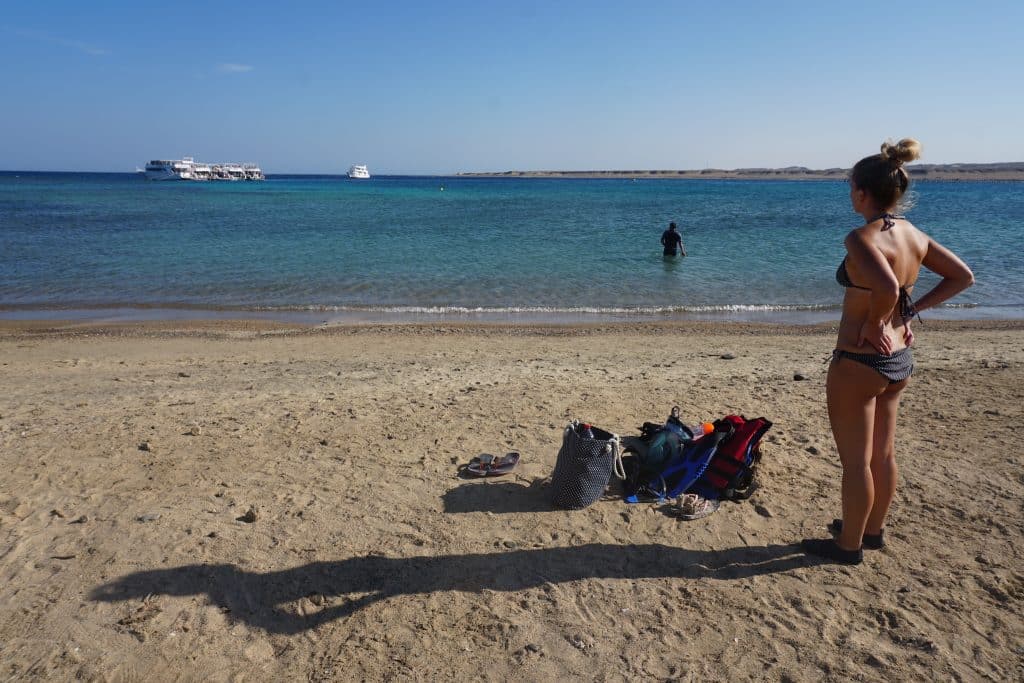 In der Bucht Marsa Mubarak kommt man bequem ins Wasser, um nach der Seekuh zu suchen. Früh morgens oder abends bietet sich an, weil dann weniger Ausflugsboote vor Ort sind. Foto: Sascha TegtmeyerReisebericht Marsa Alam Tipps Erfahrungen – Ägypten