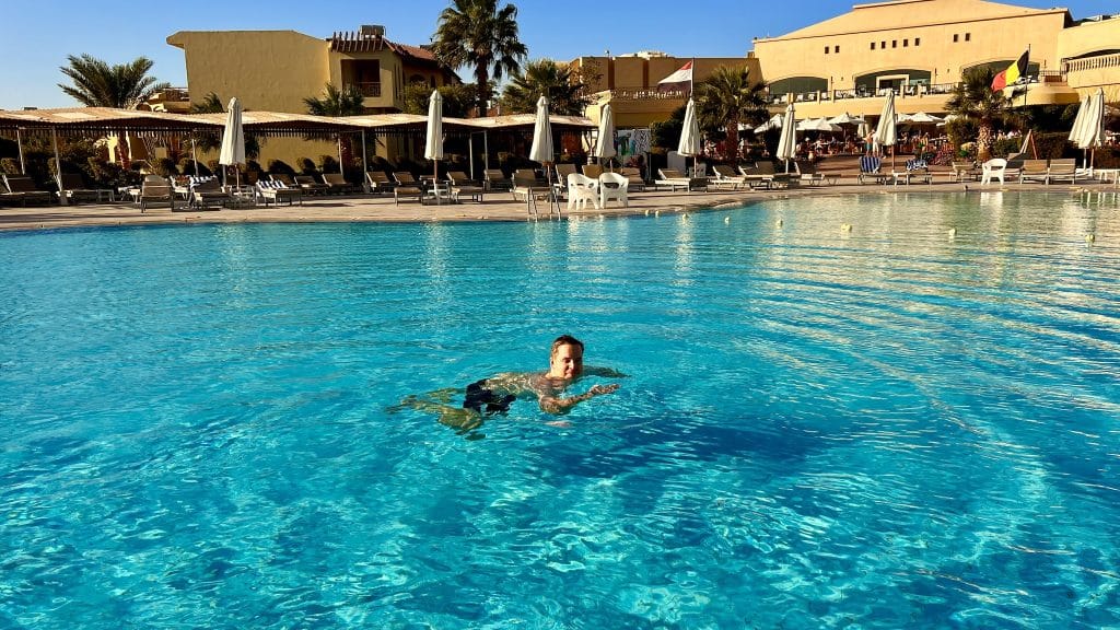 Planschen im Pool: Ab und zu mal eine Runde abkühlen steigert den Erholungsfaktor im Urlaub erheblich. Reisebericht Marsa Alam Tipps Erfahrungen – Ägypten