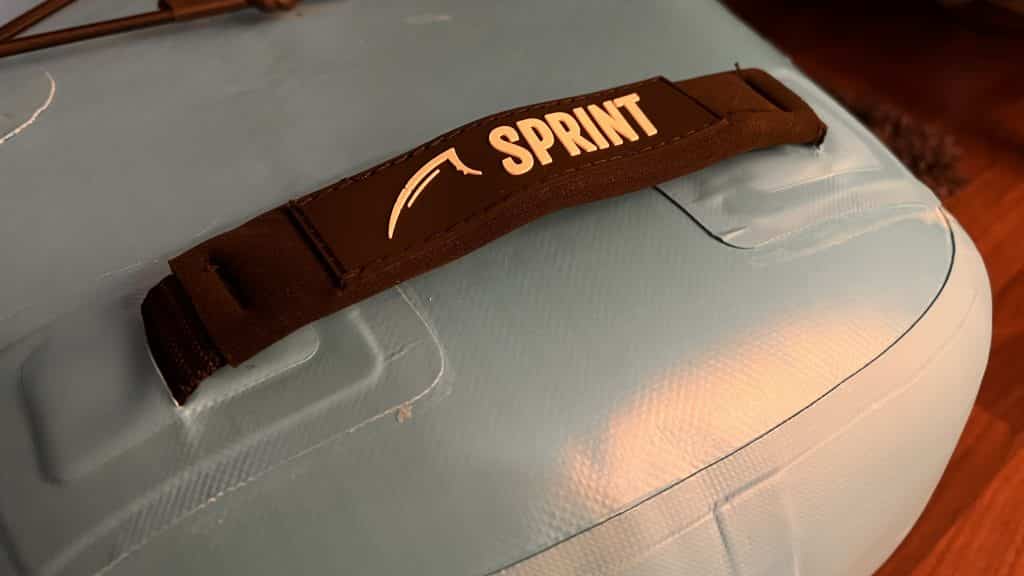 Bluefin SUP Test 14 Sprint Touring Racing Modell Ösen und Griffe, wo man sie braucht: Der Hersteller hat beim Bluefin SUP Aufblasbares Steh-Paddle Board 14′ Sprint-Modell-Touring-Race-Modell wirklich an alles gedacht. 