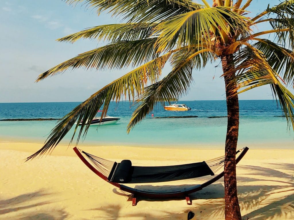 Auf der Hängematte am Strand liegen und die Seele baumeln lassen – so stellen sich viele Reisende einen Aufenthalt auf den Malediven vor. Foto: Sascha Tegtmeyer Reisebericht Malediven Tipps