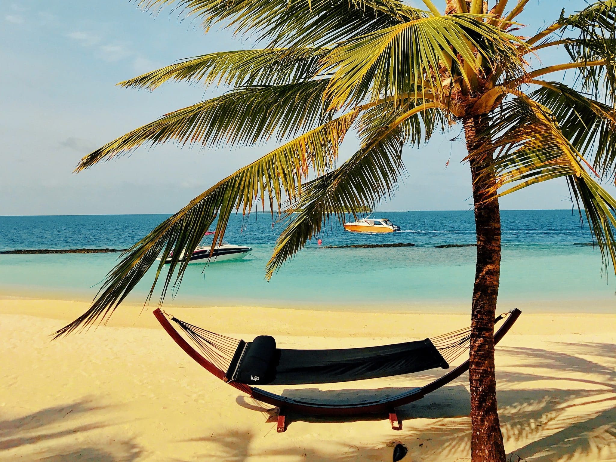 Auf der Hängematte am Strand liegen und die Seele baumeln lassen – so stellen sich viele Reisende einen Aufenthalt auf den Malediven vor. Foto: Sascha Tegtmeyer Reisebericht Malediven Tipps