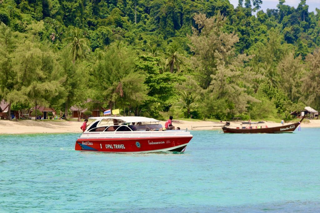 Mit dem Speedboot kannst du dich in Thailand ganz wunderbar auf dem Wasser fortbewegen. Foto: Sascha Tegtmeyer