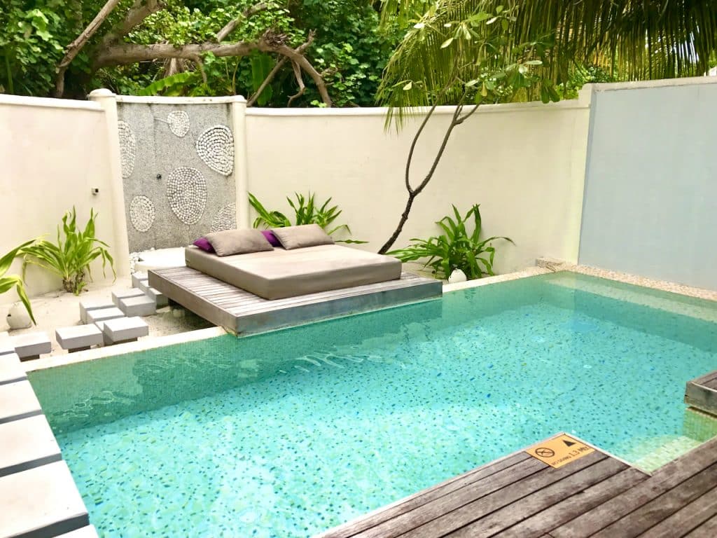 Coco Bodu Hithi Resort Malediven Erfahrungen Bewertungen Auf einer Malediven-Insel wie Coco Bodo Hithi hast du etliche Möglichkeiten, unterschiedlichen Freizeitbeschäftigungen nachzugehen. Du kannst aber auch einfach deine Villa genießen. Foto: Sascha Tegtmeyer