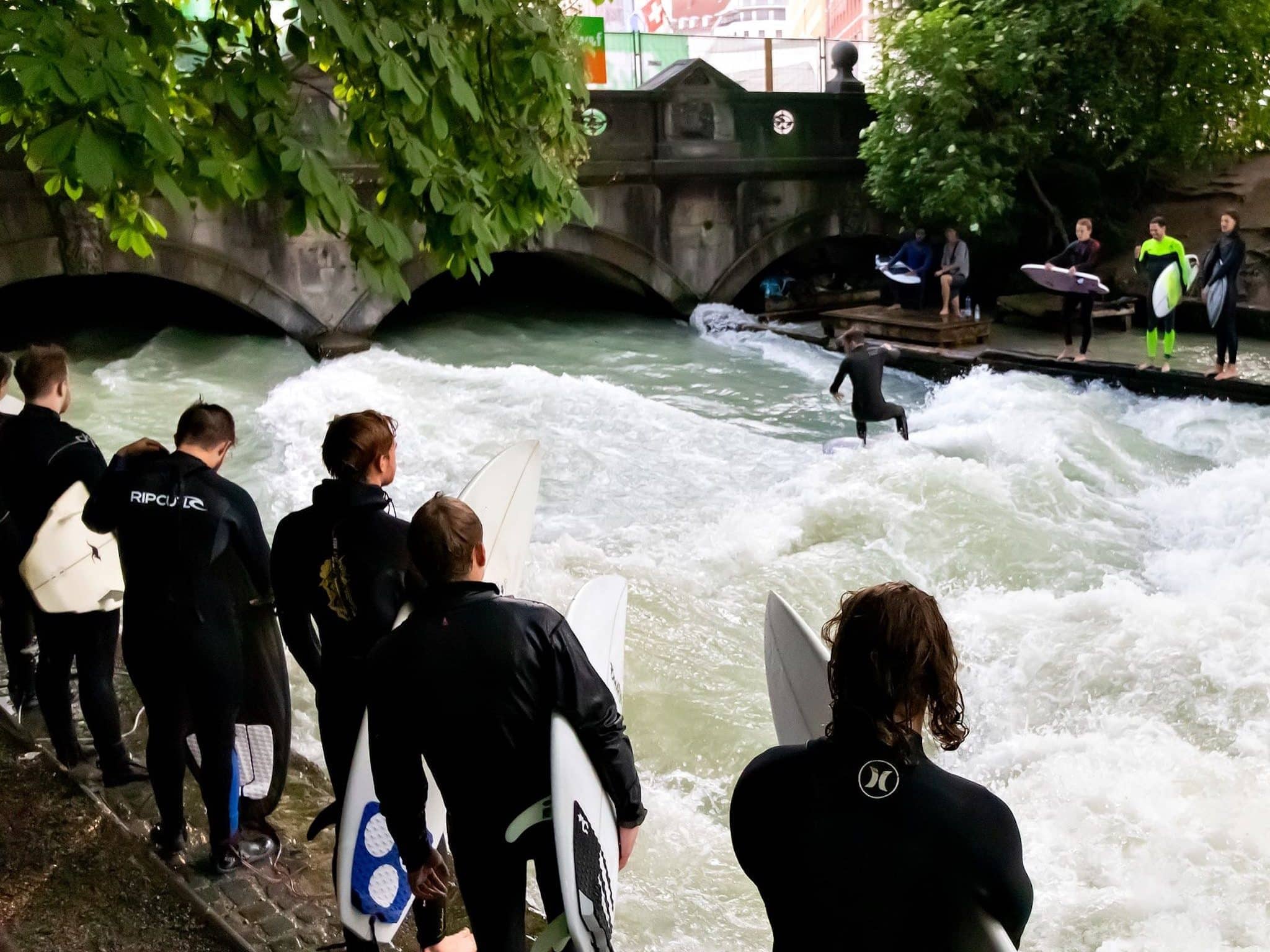 Surfer im Zentrum von München – Mikroabenteuer lassen sich in Deutschland vielerorts erleben. Foto: Unsplash