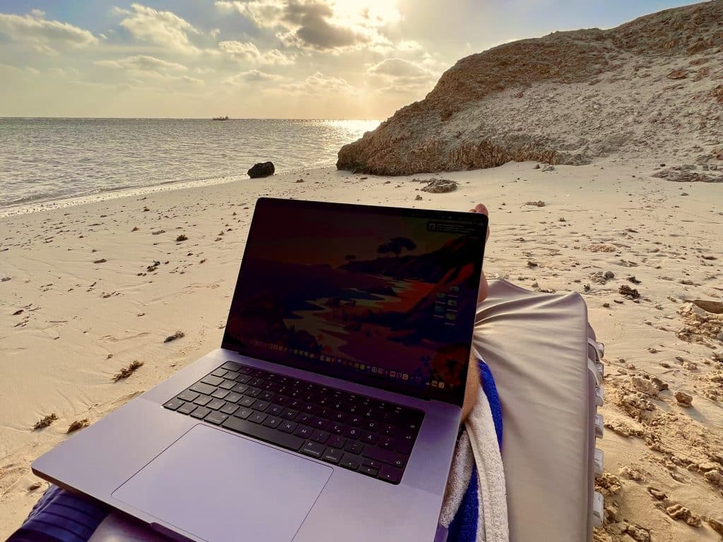 Apple MacBook Pro 16 M1 Pro Test Erfahrungen Urlaub Reise Reiseblogger Arbeit Blog Blogger Das riesige Liquid Retina XDR Display mit bis zu 120 Hz ist für mich das Highlight des Macbook Pro 16 M1 Pro. Selbst bei strahlendem Sonnenschein lässt es sich wunderbar ablesen.