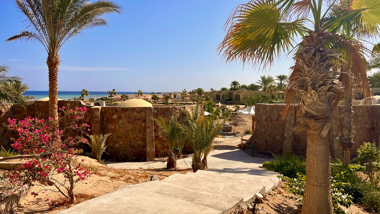 Entspannt wie am Strand – im Fayrouz Resort in Marsa Alam lässt es sich aushalten. Foto: Sascha Tegtmeyer