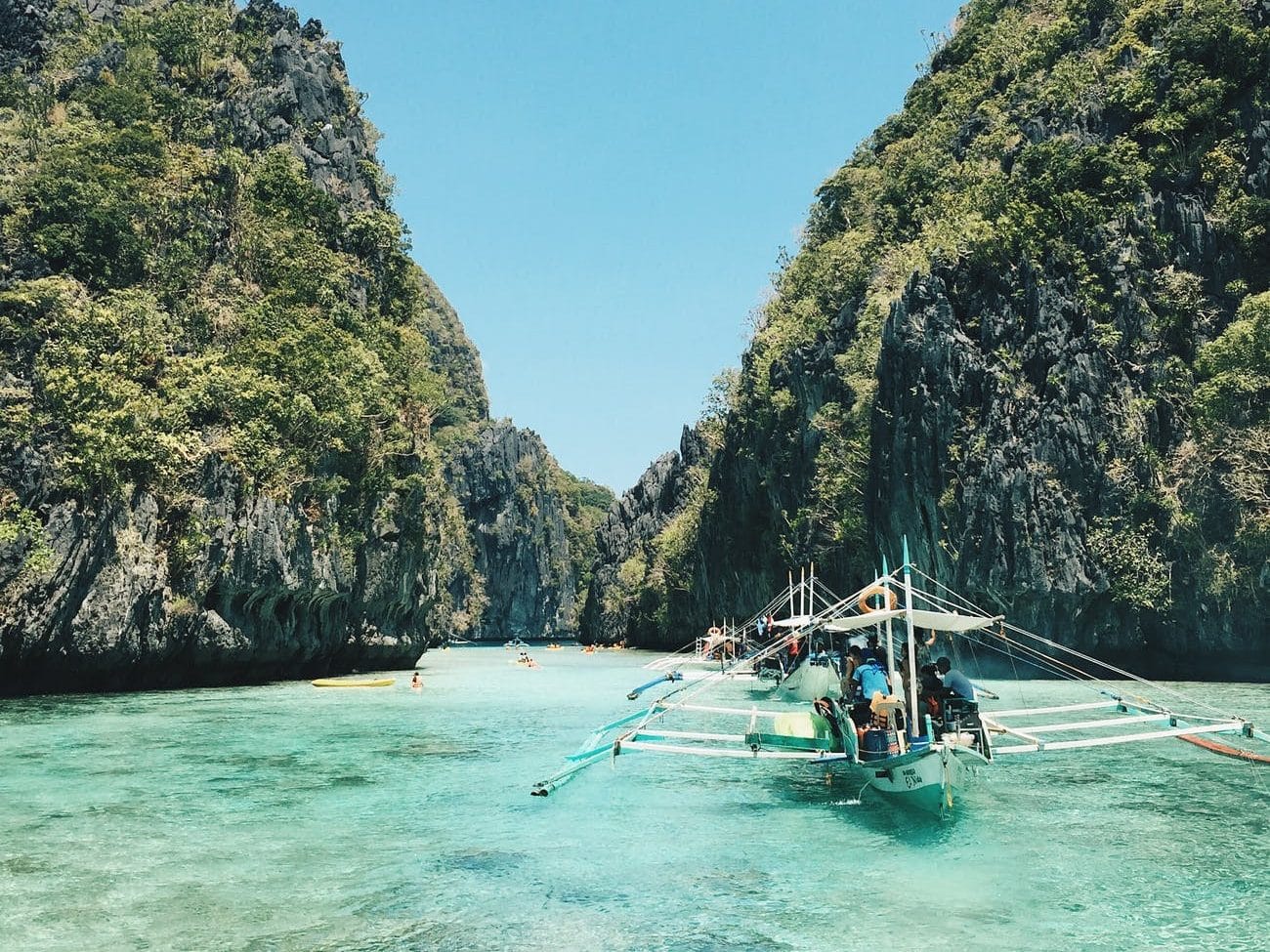 Die Philippinen sind ein wahres Paradies für Reisende, die einen preiswerten, aber traumhaften Urlaub suchen. Das Land besteht aus mehr als 7.000 Inseln, von denen jede einzelne eine Fülle von Abenteuern und Erlebnissen bietet. Der Archipel hat einige der schönsten Strände der Welt, umgeben von kristallklarem Wasser und feinem Sand. Wer auf der Suche nach einem Abenteuer ist, kann in der atemberaubenden Unterwasserwelt der Philippinen tauchen, die eine unglaubliche Vielfalt an Meereslebewesen und Korallenriffen bietet.