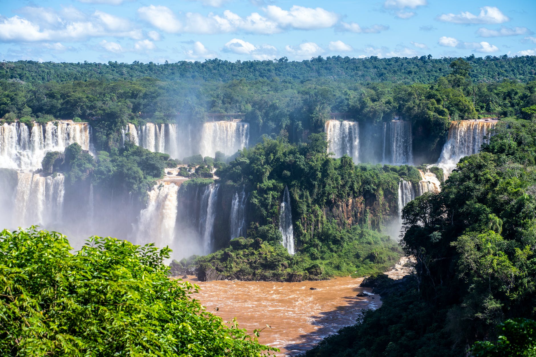 iguazu falls in argentina Die Iguazú-Wasserfälle sind ein Muss für jeden, der Brasilien und Argentinien besucht.