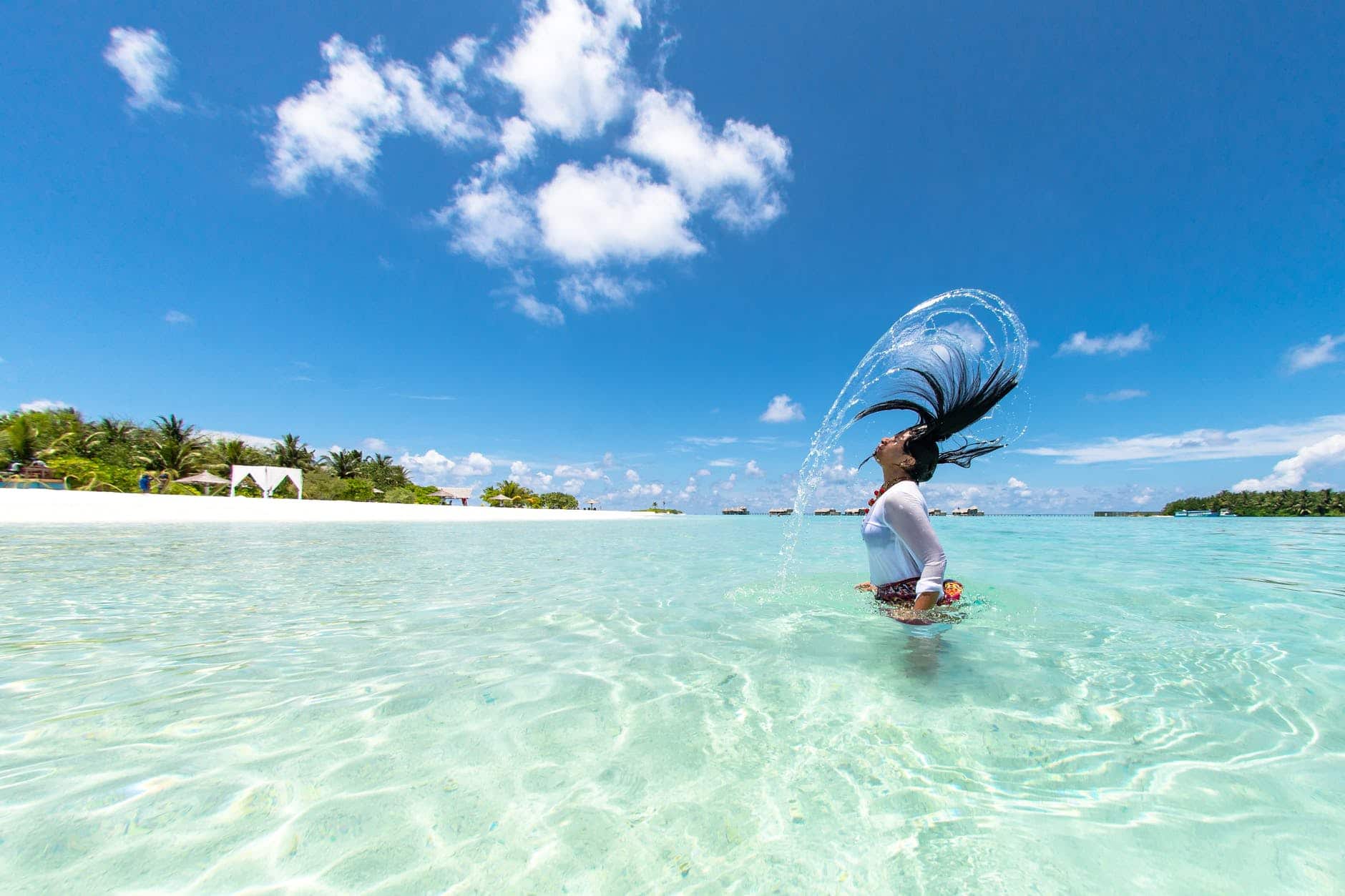 Nachfolgend habe ich die wichtigsten Informationen zu Freizeitaktivitäten aus meinen Malediven Urlaub Erfahrungen zusammengestellt – darin erhältst du einen Überblick, was du auf den Inseln unternehmen kannst. Die Malediven sind ohnehin voller Möglichkeiten, sodass Langeweile im Urlaub sicher nicht aufkommt.