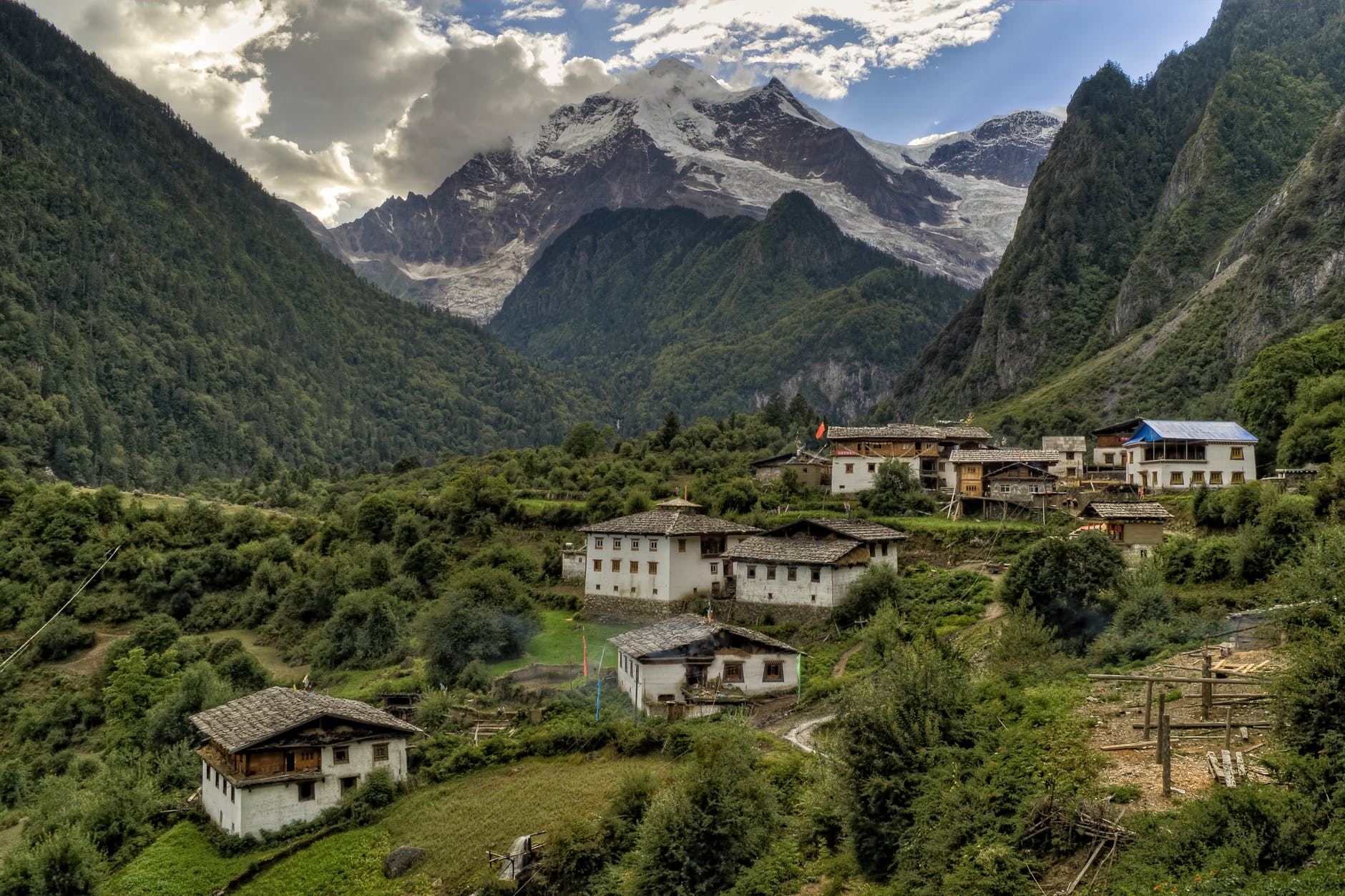 Günstiger Urlaub auf dem Dach der Welt: Nepal. white concrete houses