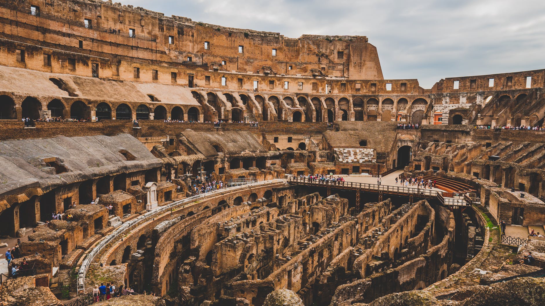 colosseum italyEin weiteres antikes Wunder, das Kolosseum, ist ein imposantes Bauwerk, das früher für Gladiatorenkämpfe genutzt wurde.