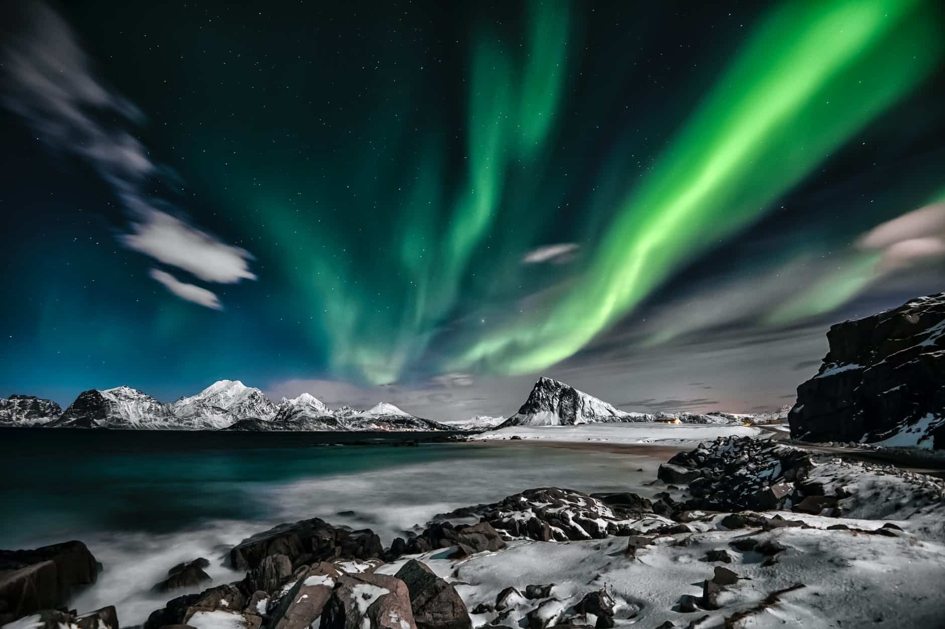 Als eines der spektakulärsten Naturphänomene der Welt sind die Nordlichter ein Muss für jeden Reisenden. time lapse photo of northern lights