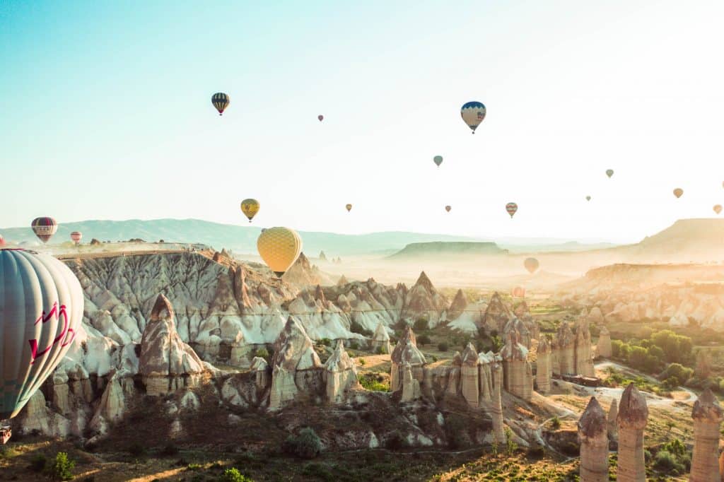 Türkei Gute und günstige Reiseziele – Liste: Wo kann man gut und günstig Urlaub machen? photo of hot air balloons on flight