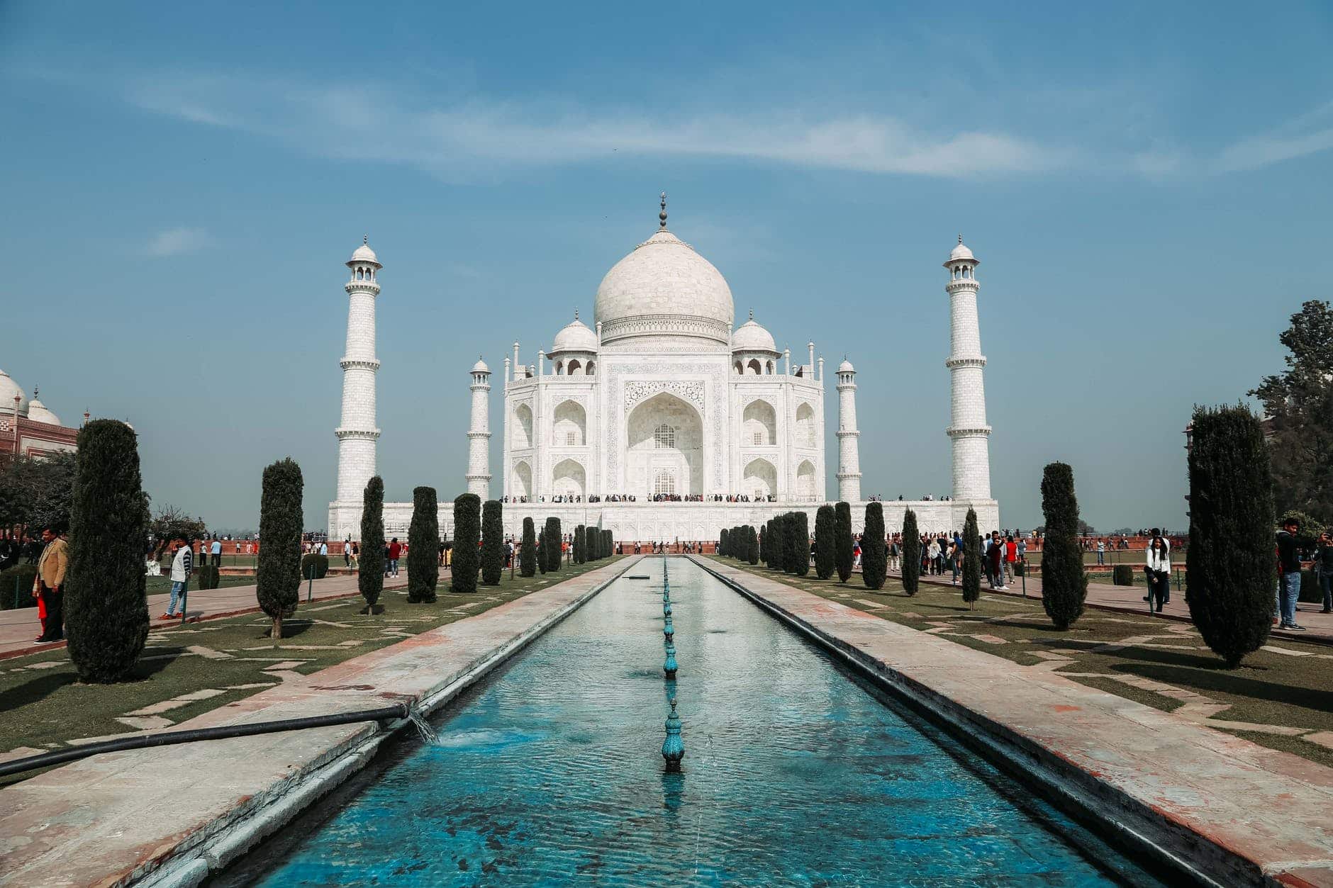 taj mahal under blue skyDas Taj Mahal ist ein legendäres Mausoleum in Agra, Indien.