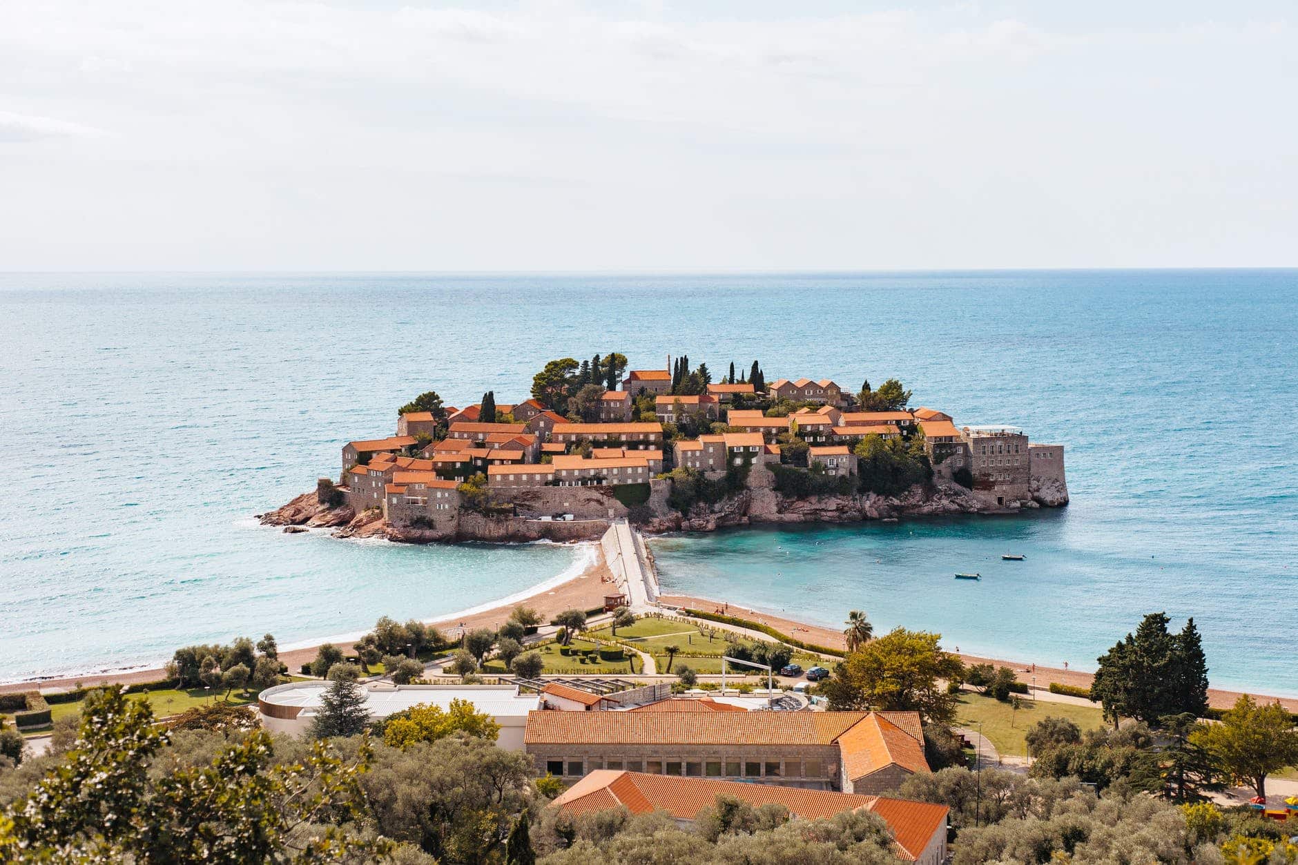 Günstiger Urlaub in Montenegro Mit seiner atemberaubenden Küste und den malerischen kleinen Städten und Dörfern ist Montenegro ein bisher noch günstiges Reiseziel, das du nie vergessen wirst.