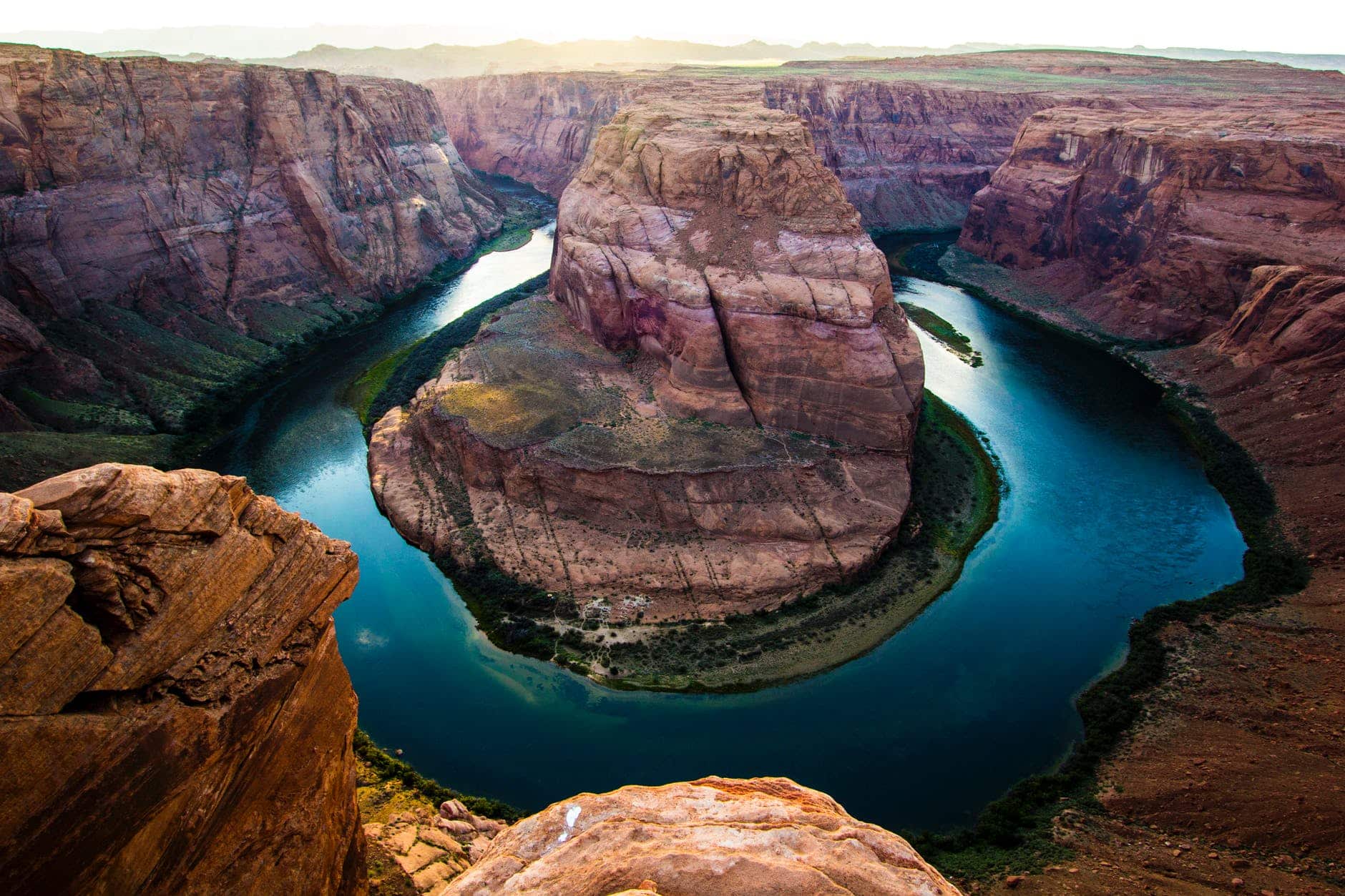 Der Grand Canyon ist ein riesiges Loch im Boden, das der Colorado River über Millionen von Jahren geschaffen hat. birds eye photography of horseshoe bend arizona