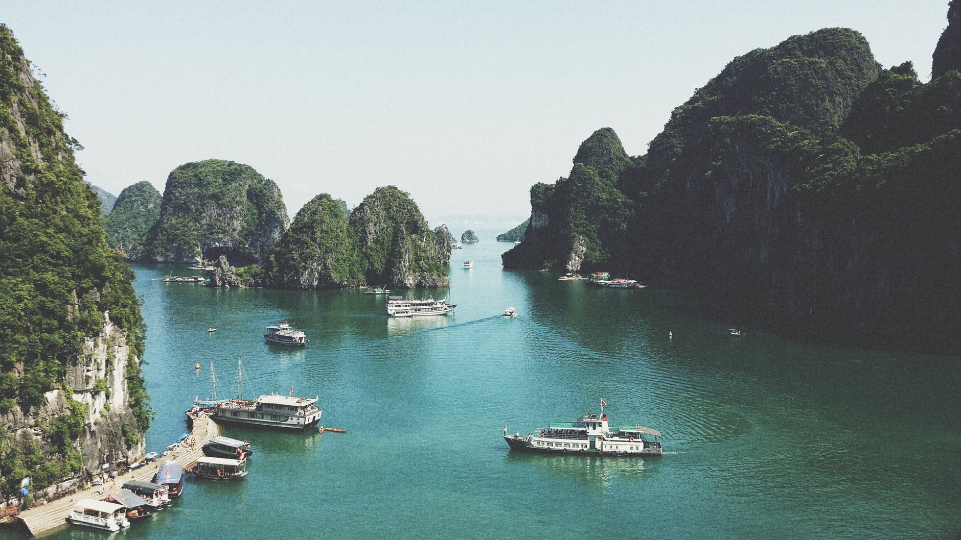 island formationDie Halong-Bucht ist ein wunderschönes Naturwunder in Vietnam.