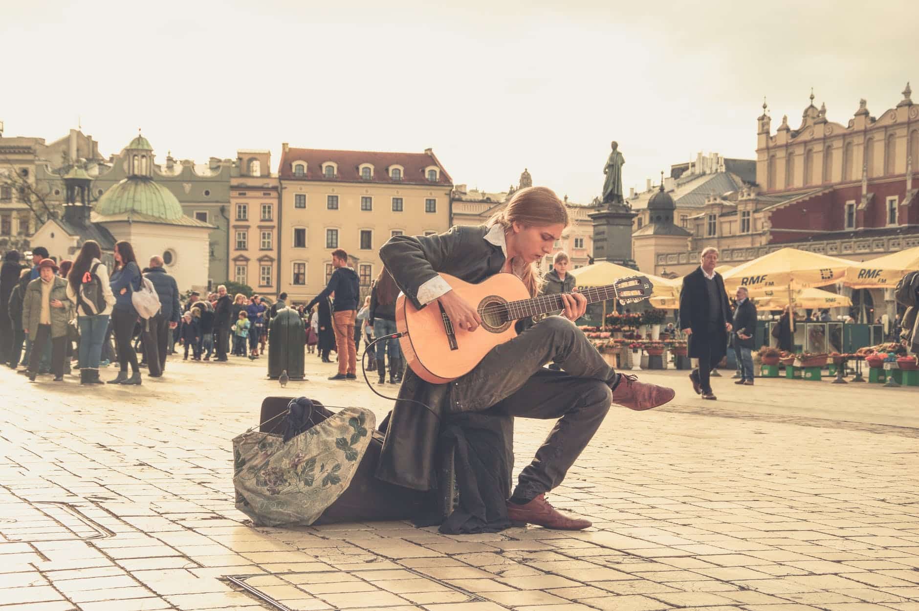 Noch ein echter Geheimtipp der schönen Reiseziele in Europa: Polen. man playing acoustic guitar