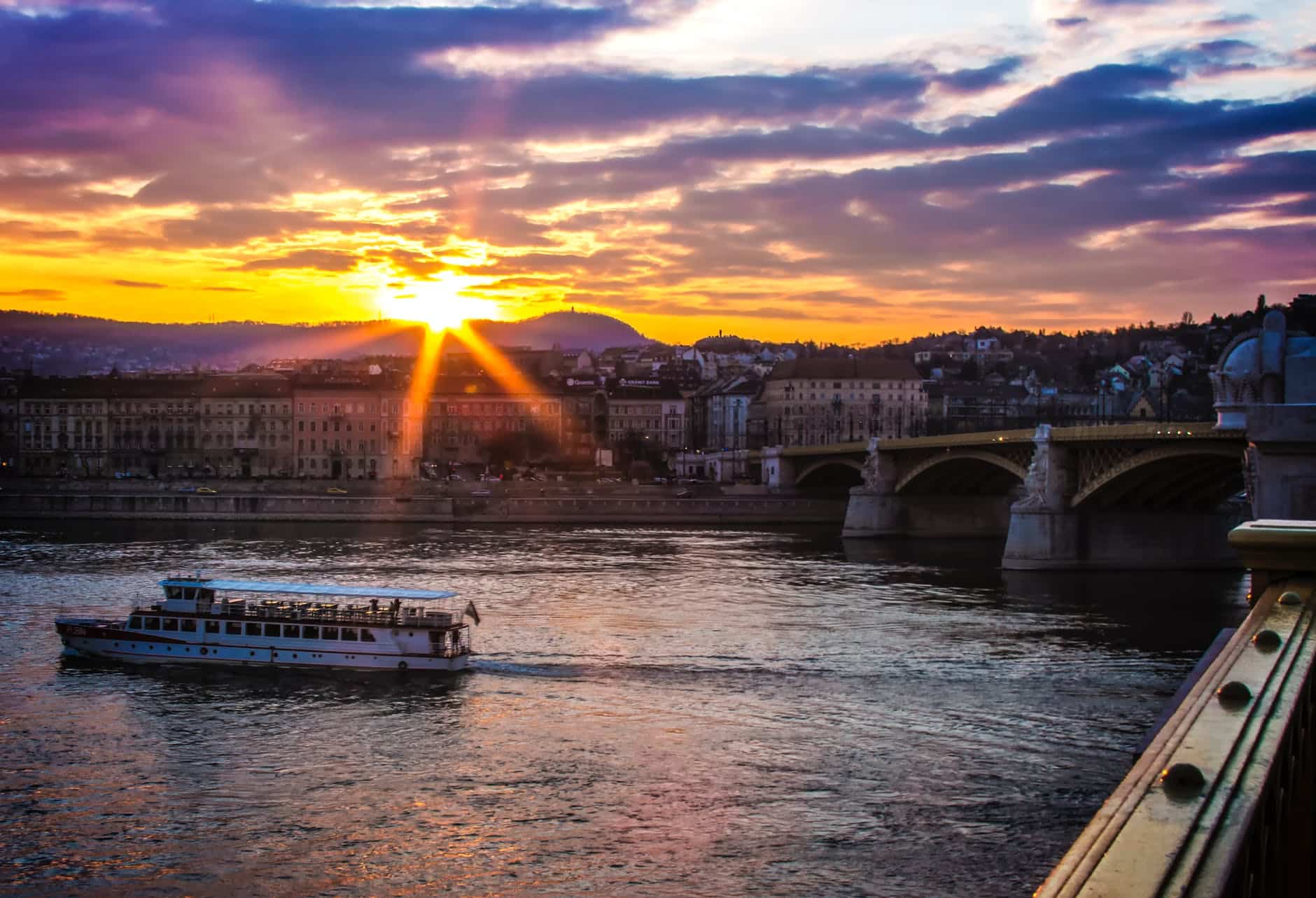Günstiger Urlaub in Ungarn Von der atemberaubenden Donau, dem wunderschönen Plattensee bis zu den sanften Hügeln hat Ungarn für jeden etwas zu bieten.