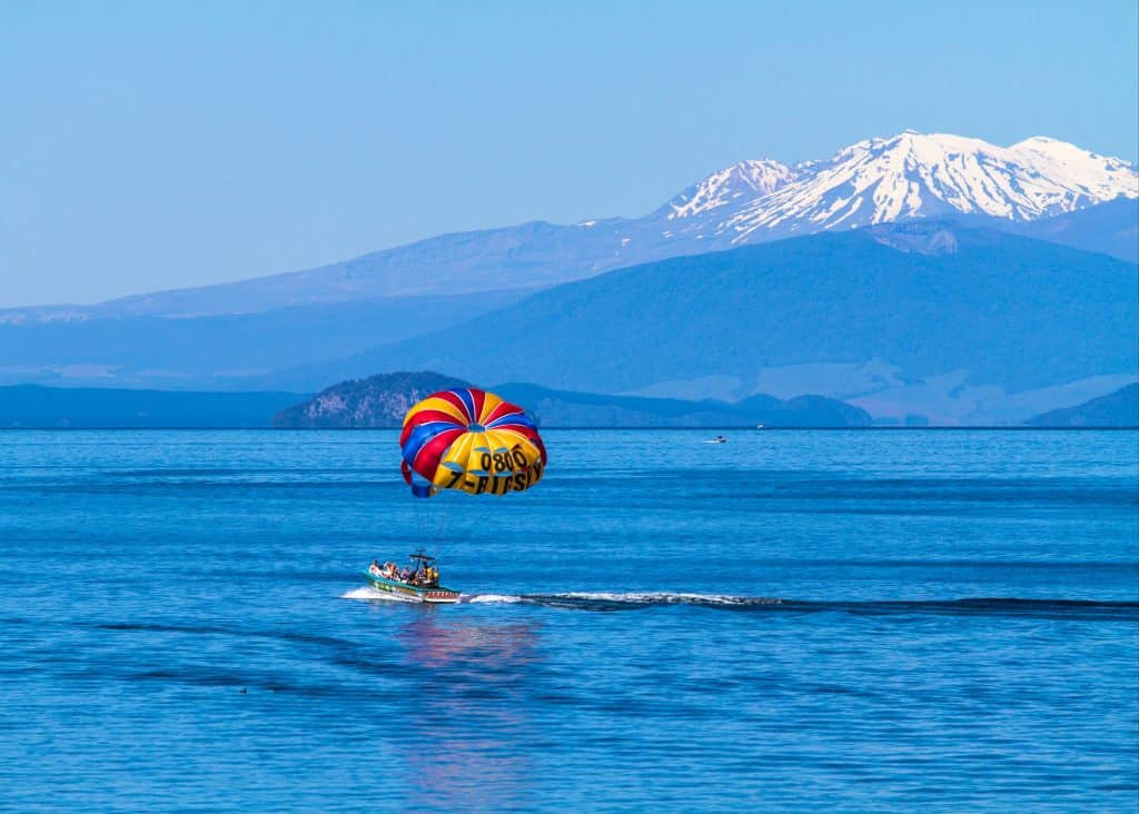 Der Lake Taupo ist ein großer See in Neuseeland, der für seine Schönheit und seine Erholungsmöglichkeiten bekannt ist.