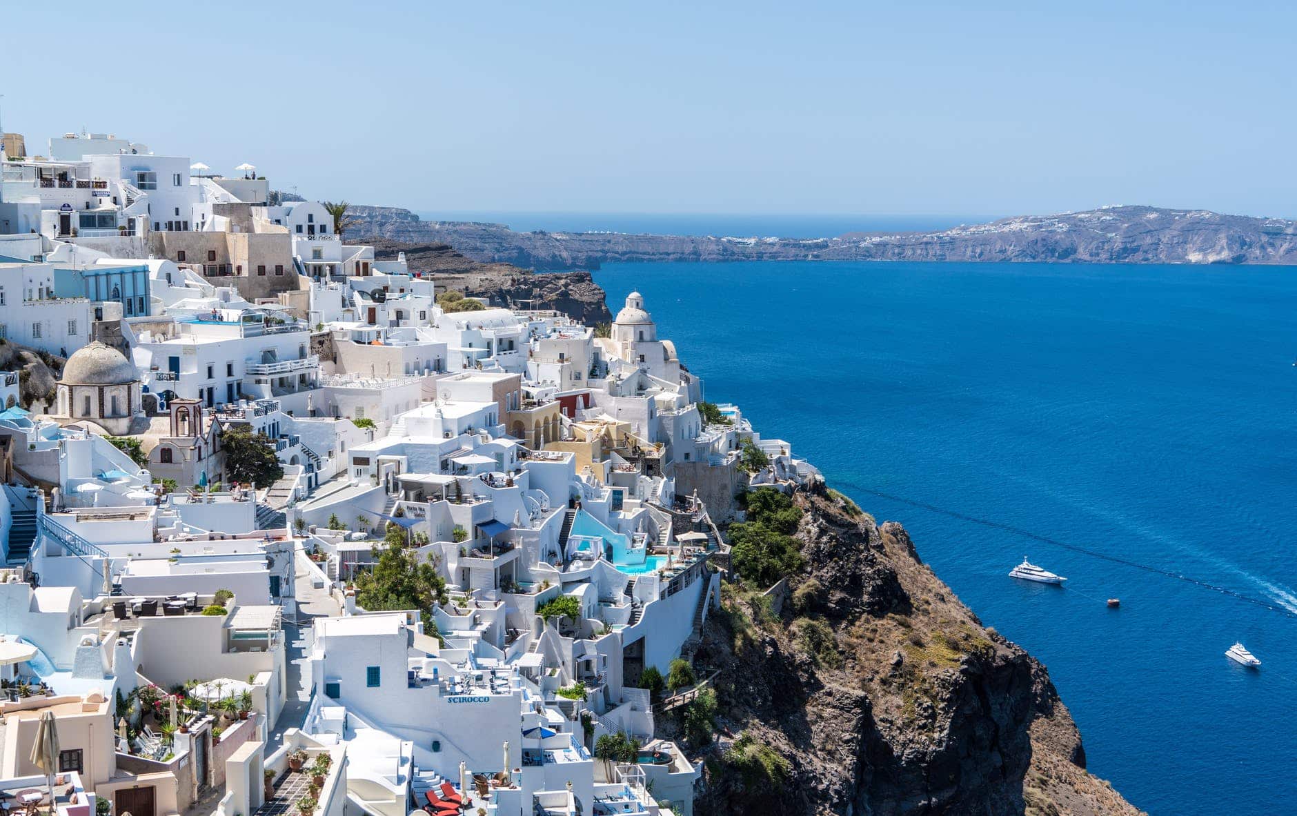 Santorin ist eines der beliebtesten Reiseziele in Griechenland. landscape view of greece during day time