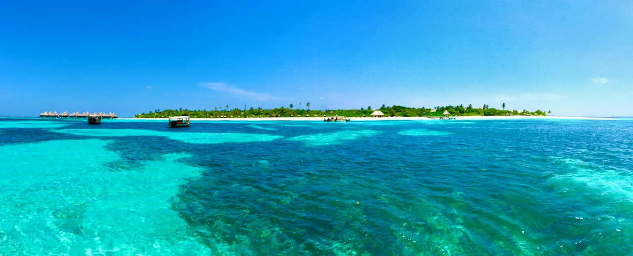 Malediven Urlaub günstig buchen Tipps Die Malediven sind eines der schönsten und paradiesischsten Reiseziele der Welt. Das Inselreich bietet Sonne, Strand, Palmen und kristallklares türkisfarbenes Wasser auf den winzigen Resortinseln sowie Luxus vom Feinsten, Entspannung, Ruhe und Privatsphäre.