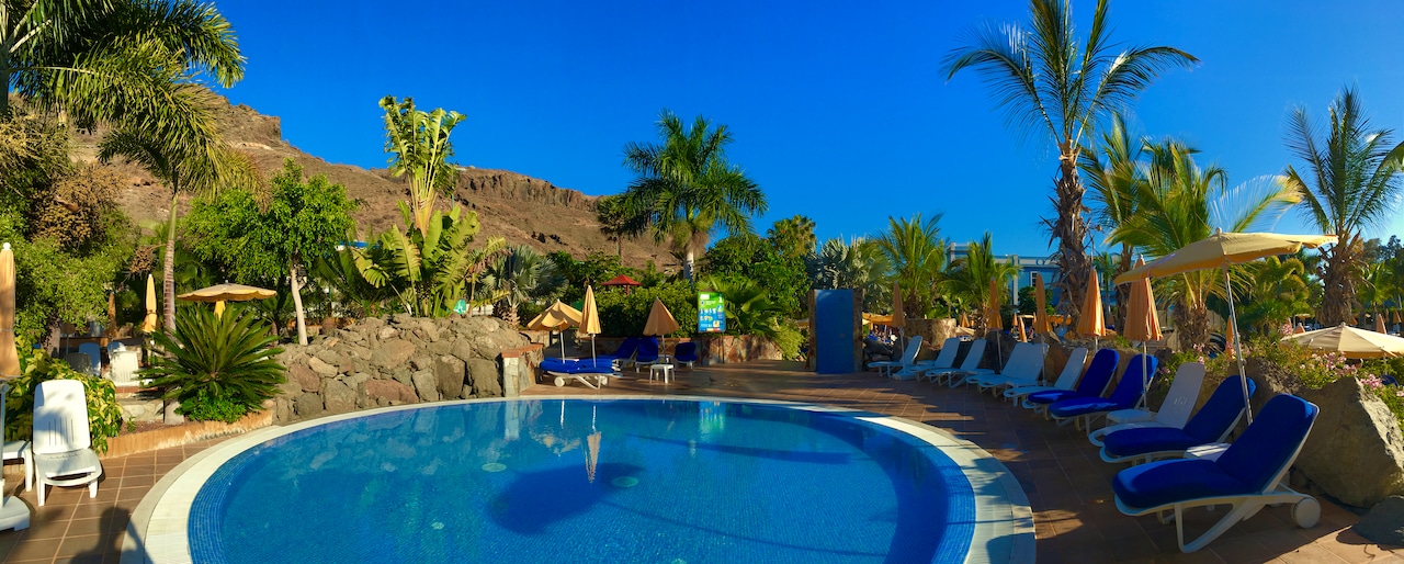 Hotel Cordial Mogán Playa – Erfahrungen & Bewertungen Das Hotel Cordial Mogán Playa ist ein luxuriöses 5-Sterne-Hotel, das seinen Gästen eine breite Palette an erstklassigen Einrichtungen und Annehmlichkeiten bietet. Die beeindruckenden Hoteleinrichtungen versprechen einen unvergesslichen Aufenthalt, der keine Wünsche offen lässt. Freue dich auf zwei verlockende Außenpools, die von großzügigen Sonnenterrassen umgeben sind, und verliere dich in dem malerischen botanischen Garten, der das Hotel umgibt. Kulinarische Köstlichkeiten erwarten dich in den zwei hauseigenen Restaurants und vier stimmungsvollen Bars, während du im hochmodernen Fitnesscenter an deiner körperlichen Fitness arbeiten kannst.