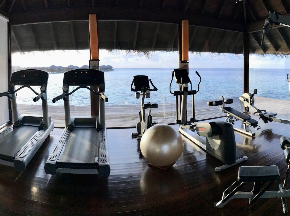 Fitness mit Meerblick: Wer gern joggen geht und weitere Distanzen zurücklegt, muss auf einer Malediven-Insel zwangsläufig auf's Laufband. Foto: Sascha Tegtmeyer Reisebericht Coco Bodu Hithi Malediven Erfahrungen