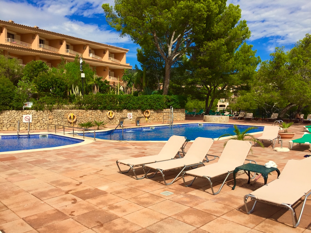 Hotel Cala Fornells Mallorca – Erfahrungen & Bewertungen Das Hotel verfügt über einen großen Pool auf dem Dach mit Panoramablick auf die Bucht. Man kann sich kaum entscheiden, ob man unten am Strand liegen soll oder lieber oben am Pool – beides ist einfach herrlich. Der Pool ist der perfekte Ort, um in deinem Mallorca-Urlaub zu entspannen und die Sonne zu genießen. An regnerischen Tagen kannst du auch den Indoor-Pool im Wellness-Bereich nutzen.