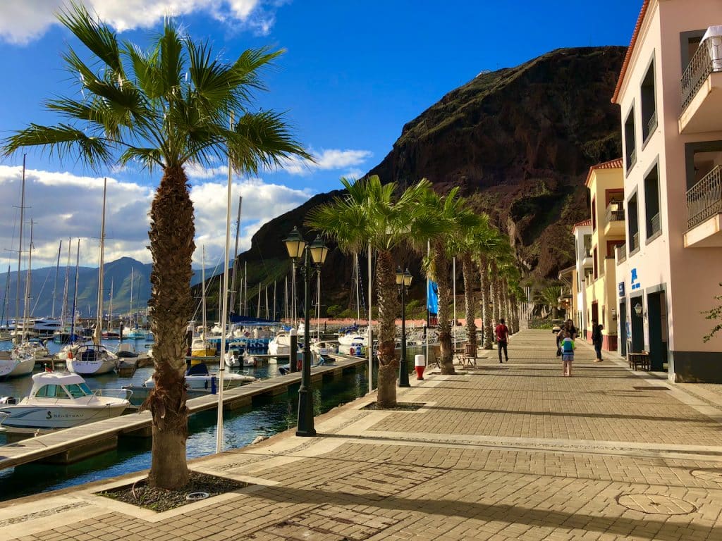 Lust auf eine ferne Insel mit üppiger Vegetation und schönen Stränden? Dann könnte Madeira das perfekte Reiseziel für dich sein. Die portugiesische Inselgruppe liegt etwa 951 km südwestlich von Lissabon und 737 km westlich der marokkanischen Küste im Atlantischen Ozean.