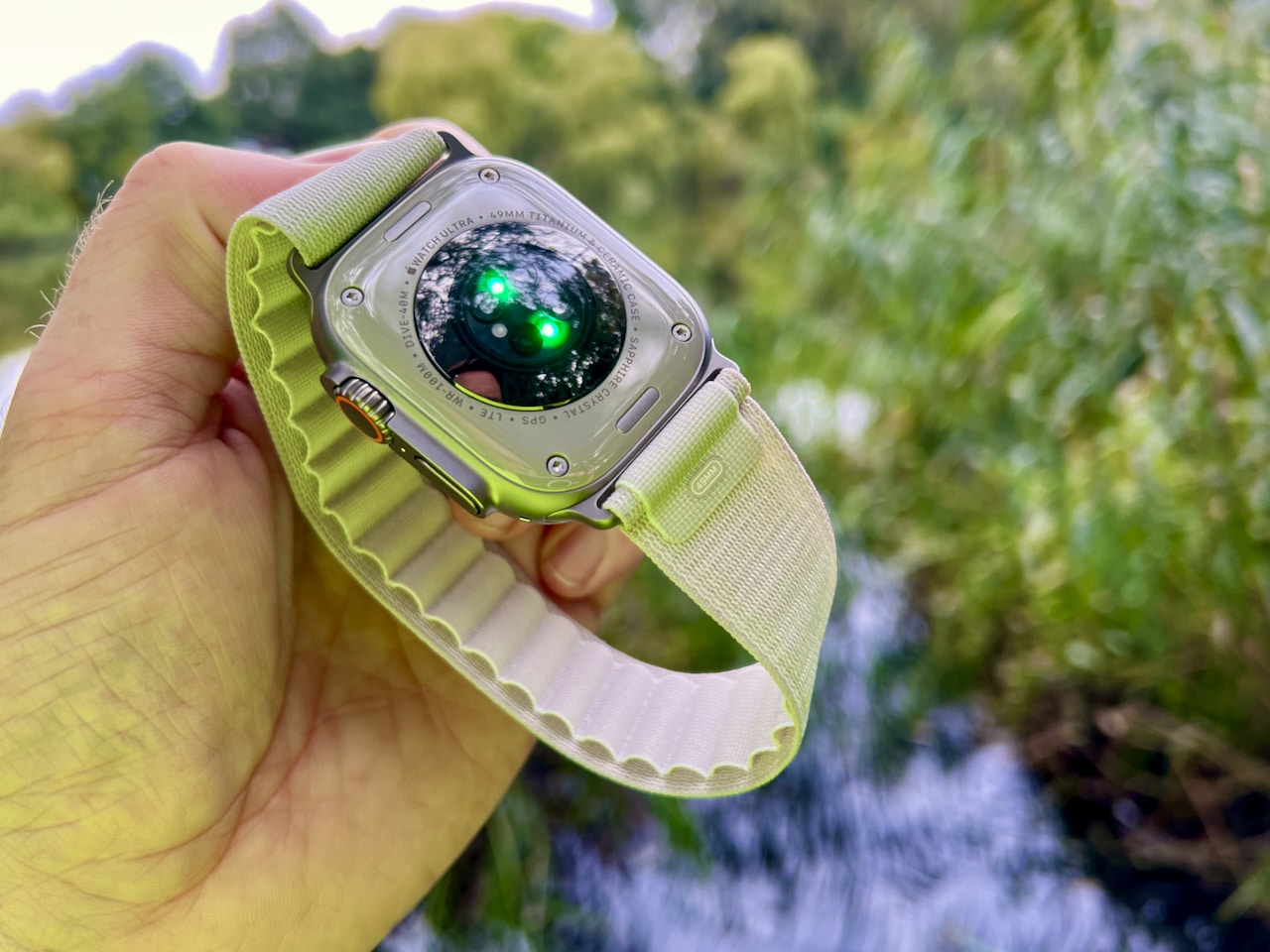 Apple Watch Ultra Test Erfahrungen Testbericht Sport Reise Urlaub Alltag Die Apple Watch ist das persönlichste Gerät, das Apple je entwickelt hat. Und sie ist darauf ausgelegt, dich den ganzen Tag zu begleiten. Das schöne Design, die anpassbaren Watch Faces und die Funktionen zur Gesundheitsüberwachung machen sie zu einem tollen Gadget, schicken Modeaccessoire und zugleich zu einem nützlichen Werkzeug.