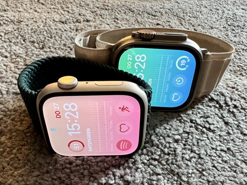 Apple Watch Ultra vs Series 8 Erfahrungen Die Apple Watch Ultra hat ein deutlich größeres Titangehäuse mit einer Rückseite aus Keramik und hat einen zusätzlichen orangefarbenen Aktionsknopf an der Seite, während die Series 8 in Aluminium und Edelstahl erhältlich ist.