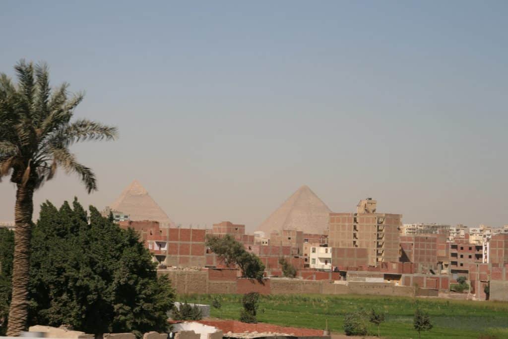 Ein Urlaub in Ägypten wäre unvollständig ohne einen Besuch der Hauptstadt Kairo, der lebendigen und pulsierenden Metropole mit über 20 Millionen Einwohnern. Foto: Sascha Tegtmeyer Ein Urlaub in Ägypten wäre unvollständig ohne einen Besuch der Hauptstadt Kairo, der lebendigen und pulsierenden Metropole mit über 20 Millionen Einwohnern. Die Stadt am Nil bietet zahlreiche historische Sehenswürdigkeiten, darunter die weltberühmten Pyramiden von Gizeh, die zu den Sieben Weltwundern zählen. Aber auch abseits der Pyramiden gibt es in Kairo viel zu entdecken, zum Beispiel das Ägyptische Museum mit einer beeindruckenden Sammlung von Artefakten aus der Zeit der Pharaonen. Einen Besuch wert ist auch die Amerikanische Universität, die für ihre schöne Architektur und die gepflegten Grünanlagen bekannt ist.