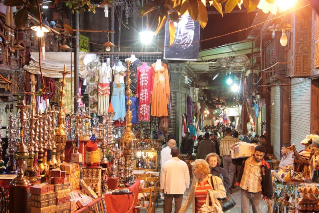 Berühmter Basar Khan el Khalili in Kairo – Ägypten ist ein Land voller Geschichte, Kultur und Schönheit, das Reisenden ein einzigartiges Erlebnis bietet. Ägypten ist ein beliebtes Ziel für Pauschalreisen, da es eine Vielzahl von Aktivitäten und Attraktionen für jeden Geschmack und jedes Alter bietet. Foto: Sascha Tegtmeyer
