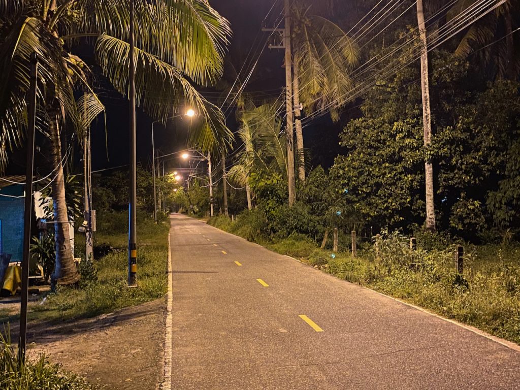 Ich bin immer nach Einbruch der Dunkelheit joggen gegangen, weil die Sonne tagsüber so gebrannt hat – wie hier auf dieser einsamen Straße bei Mai Khao. Foto: Sascha Tegtmeyer