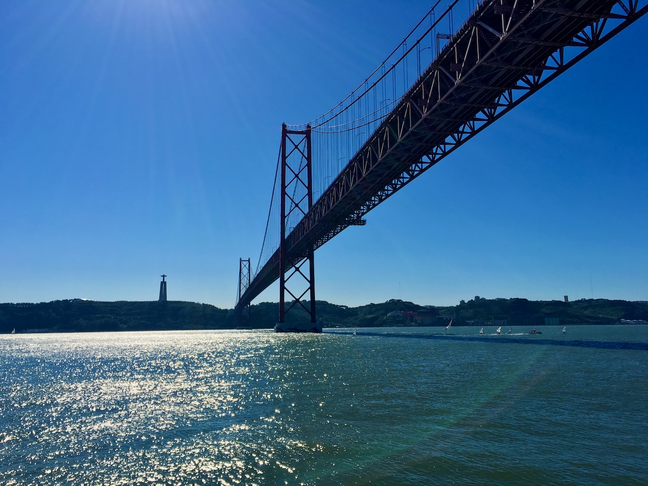 Beeindruckend – die Vasco-da-Gama-Brücke (Brücke des 25. April) ist eine riesige Schrägseilbrücke, die verblüffende Ähnlichkeit mit der Golden Gate Bridge in San Francisco hat. Reisebericht Lissabon Erfahrungen Tipps Erfahrungsbericht Portugal