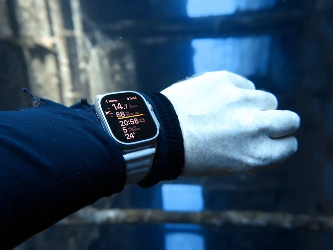 Jetzt auch Unterwasser – die Apple Watch Ultra ist die ultimative Sportuhr. Foto: Sascha Tegtmeyer Apple Watch beim Sport – alle Funktionen als Sportuhr für Workouts, Outdoor und Reisen?

Die Apple Watch gehört seit ihrem ersten Release 2015 zu den besten Smartwatches auf dem Markt. Seit der Einführung sind bereits mehrere Generationen der schlauen Uhr erschienen. Ich verwende die Apple Watch seit jeher als Sportuhr und haben bereits die Apple Watch der ersten Generation, die Apple Watch Series 2 (2016), die Apple Watch Series 3 (2017), die Apple Watch Series 4 (2018), die Apple Watch Series 5 (2019), die Apple Watch Series 6 (2020), die Apple Watch Series 7 (2021), die Apple Watch Series 8 (2022) und die Apple Watch Ultra (2022) ausführlich auf Herz und Nieren getestet. Wie gut schlagen sich die einzelnen Modelle im Alltag Zuhause und im Büro, als Fitnessuhr beim Workout und als hilfreiche Smartwatch auf Reisen? Wie gut kann man mit der Apple Watch Sport machen? Ich gebe dir einen Überblick.